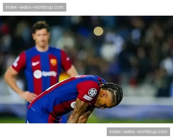 欧冠出局后，巴萨全队进行封闭训练，哈维要求球队专注联赛