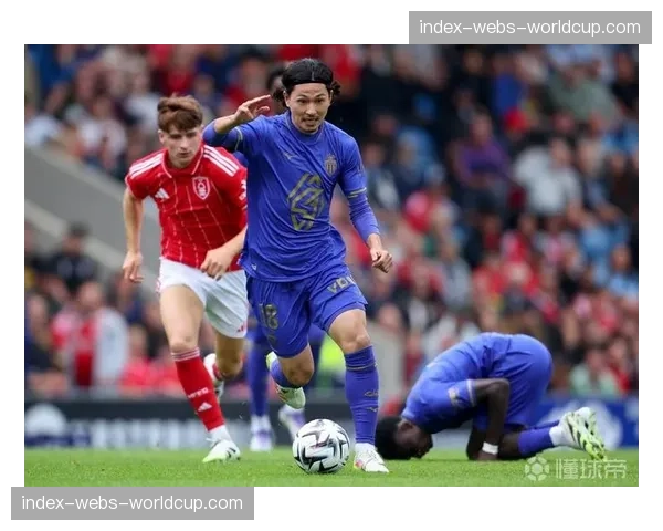 摩纳哥主场2-2战平欧塞尔，南野拓实现身看台引球迷欢呼